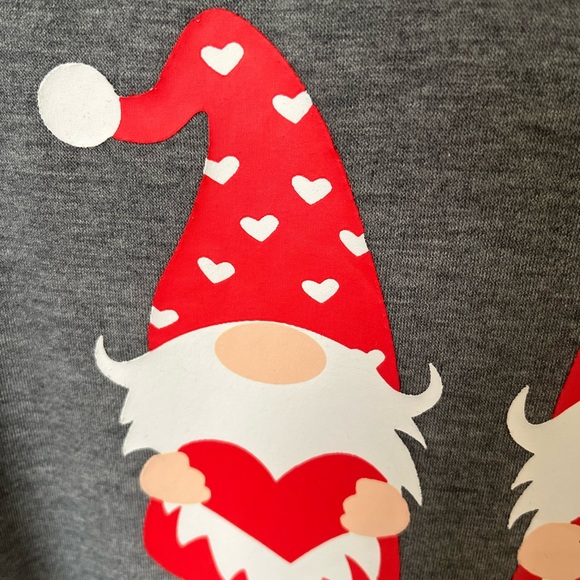 Ladies Women’s Gnome Heather Gray T-shirt Large 3 Gnomes Holding Hearts - Picture 8 of 10